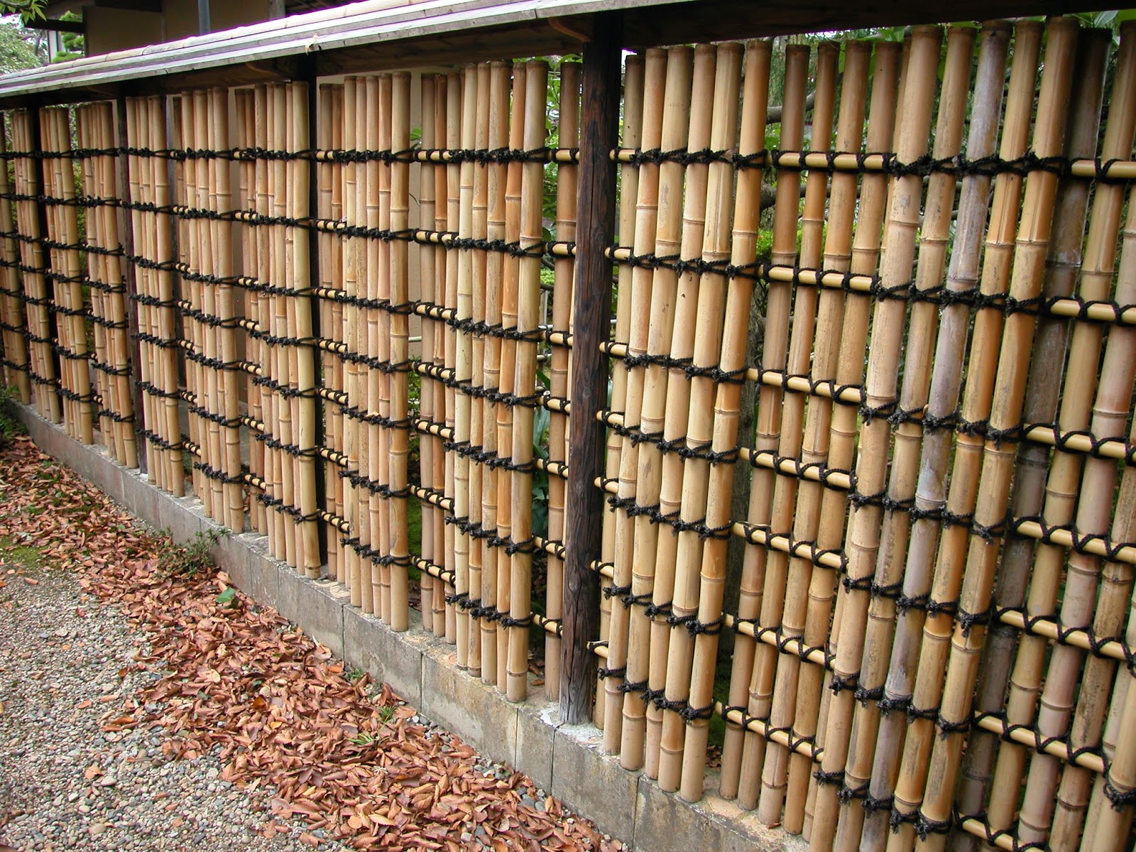 3 sodegaki o cerca de bambú